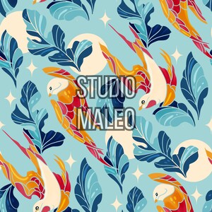 Peut inclure: Motif répété avec des oiseaux stylisés aux plumes rouges, orange et jaunes, sur fond bleu clair. Des feuilles bleu foncé, des cercles et des étoiles crème complètent le design. Le texte "STUDIO MALEO" est superposé.