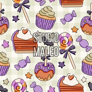 Peut inclure: Un motif répétitif composé de cupcakes, de pommes d'amour au glaçage violet avec des étoiles, de sucettes torsadées à nœuds violets, de bonbons emballés, de parts de gâteau avec cœurs et de chauves-souris sur fond à carreaux, texte STUDIO MALEO.
