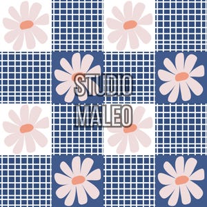 Peut inclure: Motif répétitif de marguerites aux pétales rose clair et centres pêche, sur une grille de carrés blancs et de carrés bleu marine avec un motif de grille blanche. Le texte "STUDIO MALEO" est superposé au motif.