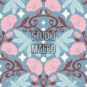 Peut inclure: Motif répétitif avec des insectes bleu clair, des fleurs roses et des vignes rouge foncé sur fond bleu clair. Le texte "STUDIO MALEO" est en blanc. Le design a un thème floral vintage.