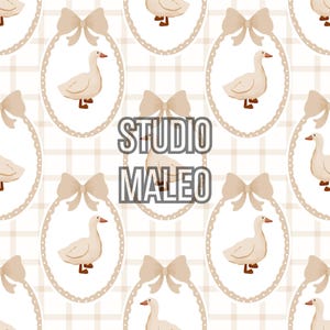Peut inclure: Motif répété avec des oies crème dans des cadres ovales ornés de nœuds. Le fond est un motif à carreaux beige clair. Le texte "STUDIO MALEO" est superposé. Idéal pour les applications textiles.