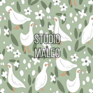 Peut inclure: Un motif sans couture représentant des colombes blanches et des fleurs blanches sur un fond vert sauge. Le texte "STUDIO MALEO" est centré dans le motif.