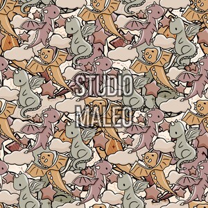Peut inclure: Motif répétitif de dragons de dessins animés, d'étoiles et de nuages dans des tons de beige, de marron et de gris. Le texte "STUDIO MALEO" est superposé au motif. Le thème général est fantaisiste et adapté aux produits pour enfants.