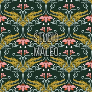 Peut inclure: Motif répétitif vert foncé avec des alligators dorés, des fleurs roses et des accents blancs. Le motif comprend le texte "STUDIO MALEO". Le motif est symétrique et décoratif.