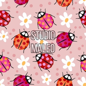 Peut inclure: Un motif répétitif de coccinelles colorées et de marguerites blanches sur un fond rose clair. Les coccinelles sont rouges, roses et oranges avec des points noirs. Le texte "STUDIO MALEO" est superposé.