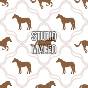 Peut inclure: Motif répété de silhouettes de chevaux marron sur fond blanc. Les chevaux sont dans diverses poses, avec un motif de treillis marron clair superposé. Le texte "STUDIO MALEO" est superposé au motif.