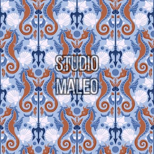 Puede incluir: Patrón repetitivo con caballitos de mar, conchas marinas y tridentes en tonos marrón, azul y blanco sobre un fondo azul claro. El texto "STUDIO MALEO" está superpuesto. El tema general es náutico.