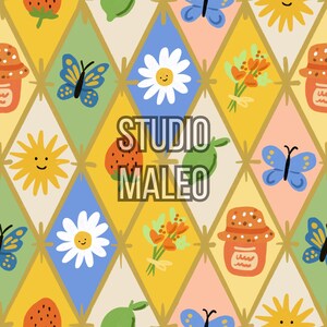 Peut inclure: Motif répétitif coloré avec des papillons, des fleurs, des fraises, des citrons et des soleils souriants. Le motif est disposé dans des losanges de différentes couleurs, avec le texte "STUDIO MALEO" au centre.