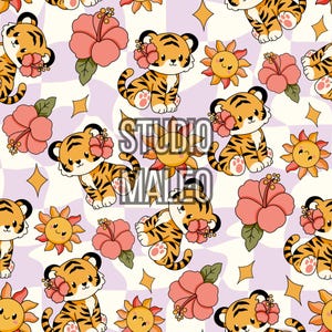 Peut inclure: Un motif répétitif représentant des bébés tigres de dessin animé avec des fleurs d'hibiscus roses, des soleils orange souriants et des étoiles jaunes à quatre branches sur un fond à damier ondulé violet clair et blanc. Le texte STUDIO MALEO est centré.
