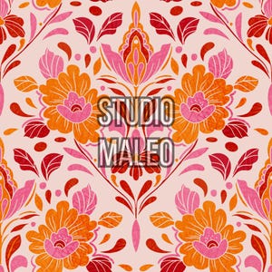 Könnte beinhalten: Ein symmetrisches Blumenmuster mit orangefarbenen, rosa und roten Blüten und Blättern auf hellrosa Hintergrund. Der Text "STUDIO MALEO" ist überlagert. Das Muster hat eine Vintage-Ästhetik.