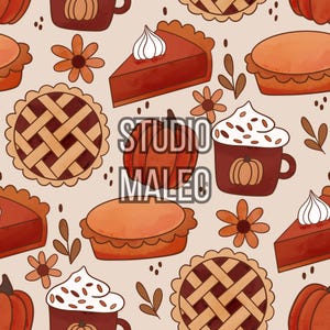 Peut inclure: Motif répété avec des illustrations sur le thème de l'automne. Le motif comprend des parts de tarte à la citrouille, des tartes entières, des tasses à café avec des motifs de citrouille, des citrouilles et des accents floraux en orange, marron et crème. Le texte "STUDIO MALEO" est également présent.