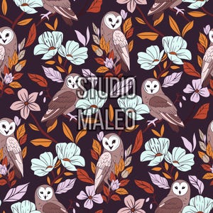 Peut inclure: Motif répété avec des hiboux, des fleurs et du feuillage dans des tons de marron, blanc et bleu sur un fond violet foncé. Le texte "STUDIO MALEO" est superposé au motif. Les éléments floraux comprennent des fleurs bleu clair et roses.