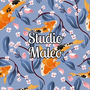 Peut inclure: Un motif sans couture représentant des poissons koï orange et noirs nageant parmi des fleurs blanches et des feuilles bleues sur un fond bleu clair. Le texte "Studio Maleo" est centré sur l'image.