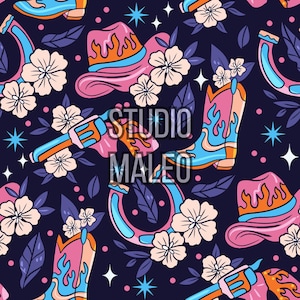 Peut inclure: Motif répété avec des bottes de cowboy, des chapeaux, des revolvers, des fers à cheval et des fleurs roses, bleues et oranges sur fond bleu foncé. Le texte "STUDIO MALEO" est superposé à l'image.