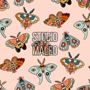 Peut inclure: Un motif répétitif de divers papillons de nuit dans des tons orange, bleu et crème sur un fond rose clair. Les papillons présentent des marquages d'ailes et des antennes détaillés. Le texte STUDIO MALEO est centré au milieu de l'image.