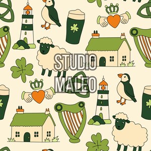 Peut inclure: Un motif répétitif sur fond crème illustrant des phares, des macareux, des pintes de bière avec des trèfles, des symboles de Claddagh, des moutons, des chaumières et des harpes. Le texte STUDIO MALEO est centré au milieu de l'image.