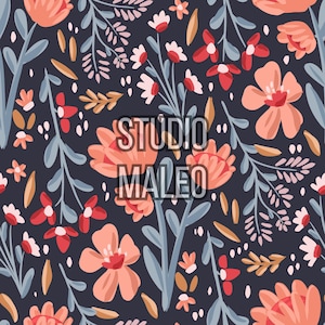 Peut inclure: Un motif floral avec de grandes fleurs pêche, de petites fleurs rouges et blanches, et des feuilles bleu-gris sur un fond bleu marine foncé. Le texte "STUDIO MALEO" est superposé. Thème botanique.