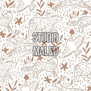 Peut inclure: Motif répété avec des animaux et des plantes de la forêt en nuances de marron sur fond blanc. Le motif comprend des ours, des cerfs, des renards, des oiseaux, des champignons et des éléments floraux. Le texte "STUDIO MALEO" est superposé.