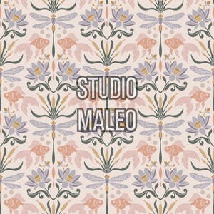 Peut inclure: Motif répété avec des libellules, des poissons rouges et des fleurs de lotus dans des tons pêche, lavande et vert sur fond crème. Le texte "STUDIO MALEO" est superposé au motif.