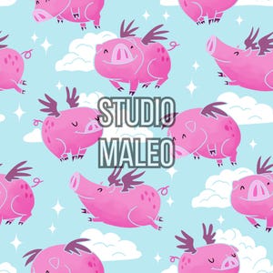 Peut inclure: Motif répété de cochons roses volants avec des ailes, sur fond bleu clair avec des nuages blancs et des étoiles. Le texte "STUDIO MALEO" est superposé à l'image.