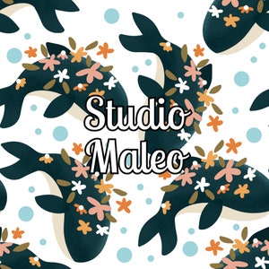 Peut inclure: Un fond blanc avec un motif répété de baleines bleu foncé avec des accents floraux. Le texte "Studio Maleo" est au centre de l'image.