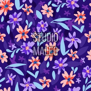Peut inclure: Un motif floral vibrant avec des fleurs stylisées dans des tons de violet, pêche et bleu sur un fond indigo foncé. Le design comprend le texte "STUDIO MALEO" en blanc, créant une esthétique vivante et artistique.