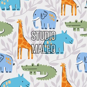 Peut inclure: Motif répété avec des animaux de dessins animés : girafes, éléphants, hippopotames et crocodiles. Les animaux sont bleus, oranges et verts sur un fond gris clair avec des éléments de feuilles. Le texte "STUDIO MALEO" est superposé.