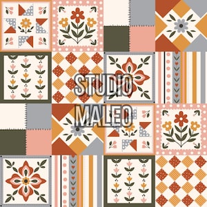 Peut inclure: Un motif de courtepointe composé d'une grille de carrés avec des motifs floraux, des losanges géométriques et des rayures verticales dans des tons terre cuite, vert sauge, crème et rose pâle. Le texte STUDIO MALEO est centré sur le design.