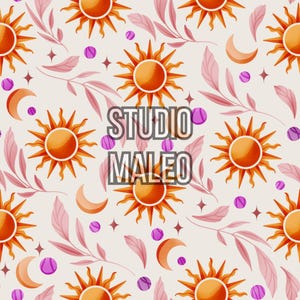 Peut inclure: Un motif sans couture avec des soleils orange, des feuilles roses et des étoiles violettes et dorées sur un fond crème. Le texte "STUDIO MALEO" est au centre du motif.
