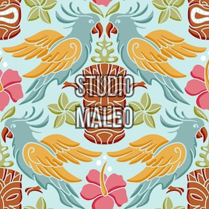 Peut inclure: Motif répété avec des perroquets stylisés aux ailes orange et bleues, des becs rouges et des corps bleu clair. Le motif comprend des fleurs d'hibiscus roses, des masques tiki et le texte "STUDIO MALEO" sur un objet de style tiki marron, le tout sur fond bleu clair.