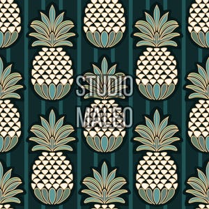 Peut inclure: Motif répété de motifs d'ananas stylisés en crème, sarcelle et or sur un fond bleu canard foncé avec des rayures verticales. Le texte "STUDIO MALEO" est superposé au motif. Idéal pour le tissu, le papier peint ou d'autres applications décoratives.