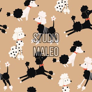 Peut inclure: Un motif répétitif sur fond beige représentant des caniches stylisés noirs et blancs avec de petits nœuds papillon orange. Certains caniches ont une fourrure à pois, tandis que d'autres sont unis. Le texte STUDIO MALEO est centré.