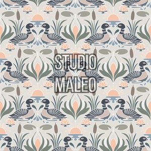 Puede incluir: Un patrón repetitivo con patos estilizados, flores de loto y espadañas sobre un fondo gris claro. El diseño incluye motivos solares y el texto STUDIO MALEO centrado. La paleta de colores consiste en tonos apagados de melocotón, azul y gris oscuro.