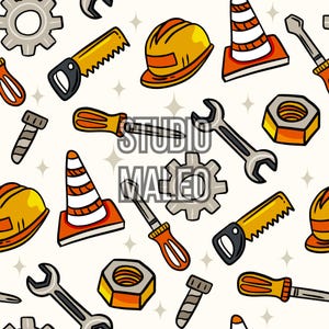 Peut inclure: Motif répété d'outils de construction et d'équipements de sécurité. Le motif comprend des casques jaunes, des cônes de signalisation orange, des clés, des tournevis, des scies, des engrenages et des boulons. Le texte "STUDIO MALEO" est également présent.