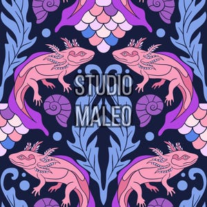 Peut inclure: Motif répétitif avec des axolotls roses, des feuilles bleues et des motifs de coquillages violets sur fond bleu foncé. Le texte blanc "STUDIO MALEO" est centré. Le design est de style art nouveau fantaisiste.