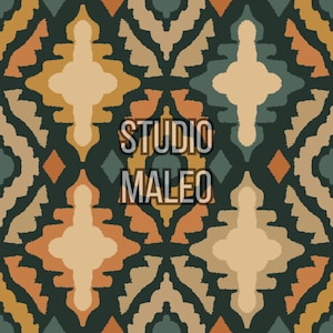 Peut inclure: Motif répété aux tons de vert, beige, orange et crème. Le motif présente des formes symétriques stylisées rappelant les textiles tribaux ou ikat. Le texte "STUDIO MALEO" est superposé au motif.