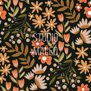 Peut inclure: Un motif floral sans couture avec diverses fleurs et feuilles dans des tons d'orange, de pêche et de marron sur un fond sombre. Le texte "STUDIO MALEO" est superposé au motif.