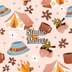 Peut inclure: Un motif sans couture présentant une variété d'éléments inspirés du camping et de la nature, notamment une tente, un feu de camp, une tasse à café, des glands et des fleurs. Le texte "Studio Maleo" est affiché en évidence au centre du motif.