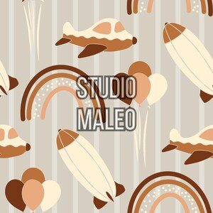 Peut inclure: Motif répété d'avions, de dirigeables, d'arcs-en-ciel et de ballons bruns et crème sur un fond à rayures gris clair. Le texte "STUDIO MALEO" est au centre de l'image.