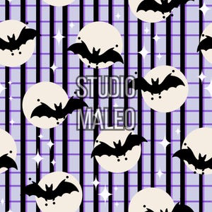 以下が含まれることがあります： クリーム色の月に黒いコウモリのシルエットが描かれた繰り返し模様。デザインには白いスターバーストと、薄紫と黒のストライプの背景に「STUDIO MALEO」の文字が含まれています。