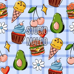 Peut inclure: Motif répété d'illustrations de hamburgers, de cornets de crème glacée, de cerises, d'avocats, de cupcakes et de marguerites sur un fond à carreaux bleu clair. Le texte "STUDIO MALEO" est superposé au motif.