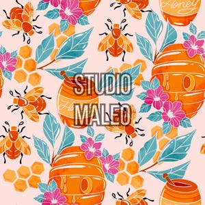 Peut inclure: Motif répété avec des abeilles oranges, des pots de miel et des nids d'abeilles sur fond rose clair. Des fleurs roses et des feuilles bleues sont parsemées dans le motif. Le texte "STUDIO MALEO" est superposé à l'image.