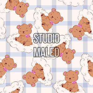 Peut inclure: Motif répété de nounours bruns avec des nœuds roses, reposant sur des nuages blancs sur un fond à carreaux bleu clair et blanc. Le texte "STUDIO MALEO" est superposé à l'image.