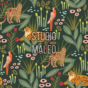 Peut inclure: Motif répété avec des tigres, des léopards et des oiseaux au milieu d'un feuillage vert luxuriant. Le motif comprend des baies rouges et des accents de fleurs roses, le tout sur un fond vert foncé. Le texte "STUDIO MALEO" est superposé.