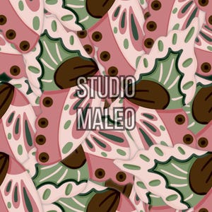 Peut inclure: Motif répété d'ailes de papillon stylisées dans des tons de rose, de vert et de marron. Les ailes se chevauchent, créant un effet de superposition. Le texte "STUDIO MALEO" est superposé au motif.