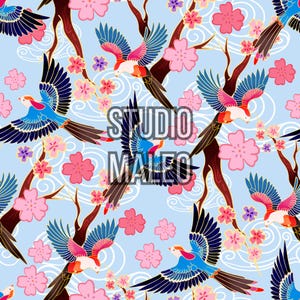 Può includere: Un motivo ripetuto con uccelli stilizzati con piume blu, rosse e bianche, su uno sfondo azzurro con fiori di ciliegio e linee bianche a spirale. Il testo "STUDIO MALEO" è sovrapposto al design.