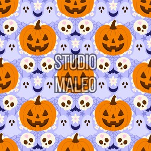 Peut inclure: Un motif répétitif composé de citrouilles d'Halloween orange, de fantômes blancs, de crânes avec des cœurs roses, de petites fleurs blanches, de croissants de lune bleu foncé et de toiles d'araignée sur fond violet clair avec le texte STUDIO MALEO.