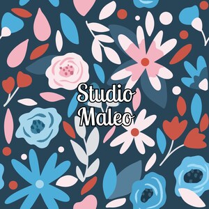 Peut inclure: Un fond bleu foncé avec un motif floral dans des tons de rose, bleu et rouge. Le texte "Studio Maleo" est au centre de l'image.
