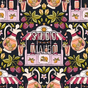 Peut inclure: Motif répété avec des stands de limonade, des pichets et des verres de limonade rose avec des citrons et des framboises. Le motif comprend des éléments floraux et le texte "STUDIO MALEO" sur fond sombre. Thème général : boisson estivale rafraîchissante.