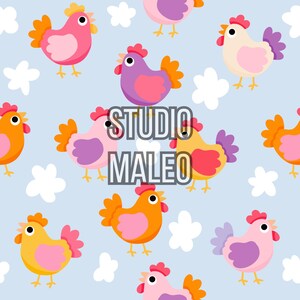 Peut inclure: Motif répété de poulets de dessin animé roses, oranges, jaunes et violets sur fond bleu clair. Des nuages blancs sont dispersés dans le motif. Le texte "STUDIO MALEO" est superposé à l'image.